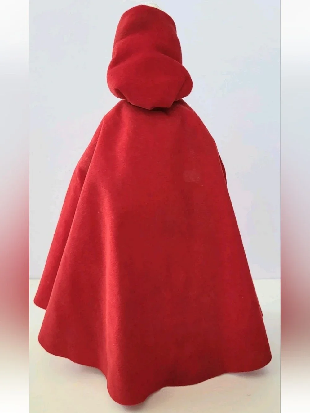 2002 BYERS CHOICE WILLIAMSBURG CHRISTMAS COLLECTION WOMAN W/RED CAPE AND APPLES